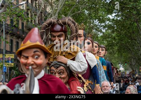 Die „Gegants“ der Stadt Barcelona, Figuren aus der katalanischen Tradition über 3 Meter hoch, feiern 600 Jahre Geschichte, indem sie mehr als 600 dieser Figuren in die Stadt bringen. Die beispiellose Versammlung zielt darauf ab, einen Rekord zu erreichen. Los 'gegants' de la ciudad de Barcelona, figuras de la TRADICIÓN catalana de más de 3 Metros de altura, Celebran 600 años de historia reuniendo a más de 600 de estas figuras en la ciudad. El encuentro sin precedentes tiene como objetivo lograr un récord. News Cronaca -Barcelona, Spanien sonntag, 28. april 2024 (Foto: Eric Renom/LaPresse) Stockfoto