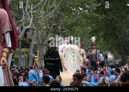 Die „Gegants“ der Stadt Barcelona, Figuren aus der katalanischen Tradition über 3 Meter hoch, feiern 600 Jahre Geschichte, indem sie mehr als 600 dieser Figuren in die Stadt bringen. Die beispiellose Versammlung zielt darauf ab, einen Rekord zu erreichen. Los 'gegants' de la ciudad de Barcelona, figuras de la TRADICIÓN catalana de más de 3 Metros de altura, Celebran 600 años de historia reuniendo a más de 600 de estas figuras en la ciudad. El encuentro sin precedentes tiene como objetivo lograr un récord. News Cronaca -Barcelona, Spanien sonntag, 28. april 2024 (Foto: Eric Renom/LaPresse) Stockfoto