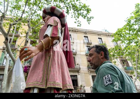 Die „Gegants“ der Stadt Barcelona, Figuren aus der katalanischen Tradition über 3 Meter hoch, feiern 600 Jahre Geschichte, indem sie mehr als 600 dieser Figuren in die Stadt bringen. Die beispiellose Versammlung zielt darauf ab, einen Rekord zu erreichen. Los 'gegants' de la ciudad de Barcelona, figuras de la TRADICIÓN catalana de más de 3 Metros de altura, Celebran 600 años de historia reuniendo a más de 600 de estas figuras en la ciudad. El encuentro sin precedentes tiene como objetivo lograr un récord. News Cronaca -Barcelona, Spanien sonntag, 28. april 2024 (Foto: Eric Renom/LaPresse) Stockfoto