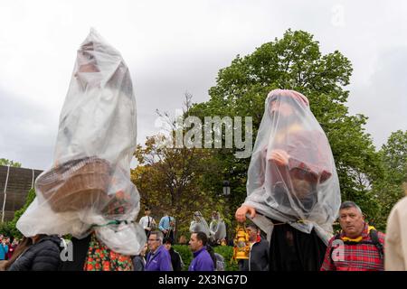 Die „Gegants“ der Stadt Barcelona, Figuren aus der katalanischen Tradition über 3 Meter hoch, feiern 600 Jahre Geschichte, indem sie mehr als 600 dieser Figuren in die Stadt bringen. Die beispiellose Versammlung zielt darauf ab, einen Rekord zu erreichen. Los 'gegants' de la ciudad de Barcelona, figuras de la TRADICIÓN catalana de más de 3 Metros de altura, Celebran 600 años de historia reuniendo a más de 600 de estas figuras en la ciudad. El encuentro sin precedentes tiene como objetivo lograr un récord. News Cronaca -Barcelona, Spanien sonntag, 28. april 2024 (Foto: Eric Renom/LaPresse) Stockfoto