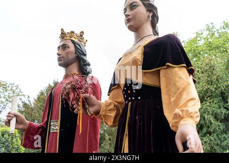 Die „Gegants“ der Stadt Barcelona, Figuren aus der katalanischen Tradition über 3 Meter hoch, feiern 600 Jahre Geschichte, indem sie mehr als 600 dieser Figuren in die Stadt bringen. Die beispiellose Versammlung zielt darauf ab, einen Rekord zu erreichen. Los 'gegants' de la ciudad de Barcelona, figuras de la TRADICIÓN catalana de más de 3 Metros de altura, Celebran 600 años de historia reuniendo a más de 600 de estas figuras en la ciudad. El encuentro sin precedentes tiene como objetivo lograr un récord. News Cronaca -Barcelona, Spanien sonntag, 28. april 2024 (Foto: Eric Renom/LaPresse) Stockfoto