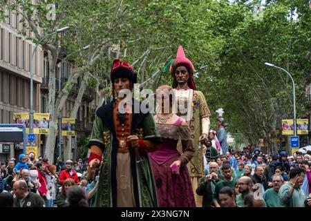 Die „Gegants“ der Stadt Barcelona, Figuren aus der katalanischen Tradition über 3 Meter hoch, feiern 600 Jahre Geschichte, indem sie mehr als 600 dieser Figuren in die Stadt bringen. Die beispiellose Versammlung zielt darauf ab, einen Rekord zu erreichen. Los 'gegants' de la ciudad de Barcelona, figuras de la TRADICIÓN catalana de más de 3 Metros de altura, Celebran 600 años de historia reuniendo a más de 600 de estas figuras en la ciudad. El encuentro sin precedentes tiene como objetivo lograr un récord. News Cronaca -Barcelona, Spanien sonntag, 28. april 2024 (Foto: Eric Renom/LaPresse) Stockfoto