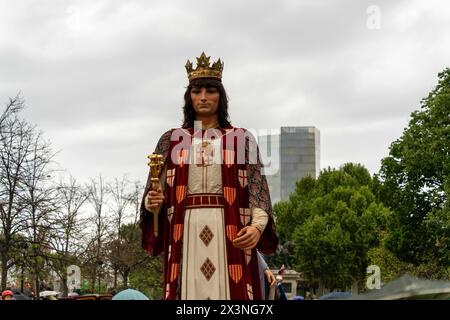 Die „Gegants“ der Stadt Barcelona, Figuren aus der katalanischen Tradition über 3 Meter hoch, feiern 600 Jahre Geschichte, indem sie mehr als 600 dieser Figuren in die Stadt bringen. Die beispiellose Versammlung zielt darauf ab, einen Rekord zu erreichen. Los 'gegants' de la ciudad de Barcelona, figuras de la TRADICIÓN catalana de más de 3 Metros de altura, Celebran 600 años de historia reuniendo a más de 600 de estas figuras en la ciudad. El encuentro sin precedentes tiene como objetivo lograr un récord. News Cronaca -Barcelona, Spanien sonntag, 28. april 2024 (Foto: Eric Renom/LaPresse) Stockfoto