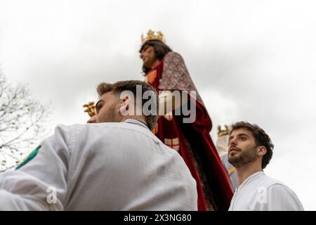 Die „Gegants“ der Stadt Barcelona, Figuren aus der katalanischen Tradition über 3 Meter hoch, feiern 600 Jahre Geschichte, indem sie mehr als 600 dieser Figuren in die Stadt bringen. Die beispiellose Versammlung zielt darauf ab, einen Rekord zu erreichen. Los 'gegants' de la ciudad de Barcelona, figuras de la TRADICIÓN catalana de más de 3 Metros de altura, Celebran 600 años de historia reuniendo a más de 600 de estas figuras en la ciudad. El encuentro sin precedentes tiene como objetivo lograr un récord. News Cronaca -Barcelona, Spanien sonntag, 28. april 2024 (Foto: Eric Renom/LaPresse) Stockfoto