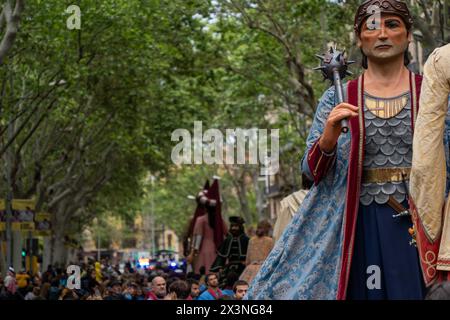 Die „Gegants“ der Stadt Barcelona, Figuren aus der katalanischen Tradition über 3 Meter hoch, feiern 600 Jahre Geschichte, indem sie mehr als 600 dieser Figuren in die Stadt bringen. Die beispiellose Versammlung zielt darauf ab, einen Rekord zu erreichen. Los 'gegants' de la ciudad de Barcelona, figuras de la TRADICIÓN catalana de más de 3 Metros de altura, Celebran 600 años de historia reuniendo a más de 600 de estas figuras en la ciudad. El encuentro sin precedentes tiene como objetivo lograr un récord. News Cronaca -Barcelona, Spanien sonntag, 28. april 2024 (Foto: Eric Renom/LaPresse) Stockfoto