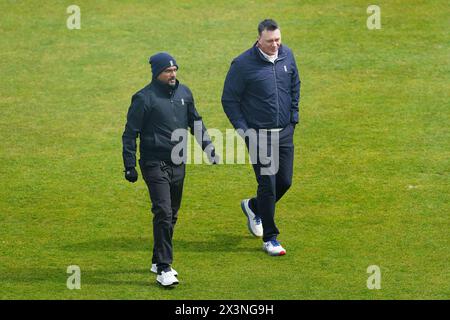 Bristol, Großbritannien, 28. April 2024. Umpires Neil Pratt und Surendiran Shanmugam untersuchen das Spielfeld während des Spiels der Vitality County Championship Division 2 zwischen Gloucestershire und Middlesex. Quelle: Robbie Stephenson/Gloucestershire Cricket/Alamy Live News Stockfoto