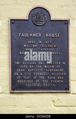 French Quarter, New Orleans, Louisiana. Pirate's Alley. Plakette am William Faulkner House, wo Faulkner 1925 seinen ersten Roman schrieb. Stockfoto