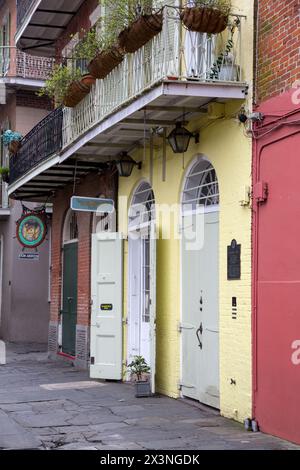 French Quarter, New Orleans, Louisiana.  Piraten Gasse.  William Faulkner-Haus mit gelben Ziegeln um grau-grünen Tür. Stockfoto