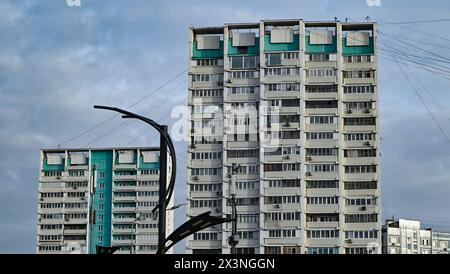 Ein sowjetisches mehrstöckiges Wohngebäude in einem Wohngebiet. Stockfoto