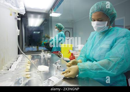 Vorbereitung von Medikamenten in laminarer Fluss Haube, Epiduralanästhesie, Reinraum, Apotheke, Krankenhaus Donostia, San Sebastian, Gipuzkoa, Baskenland, Spai Stockfoto