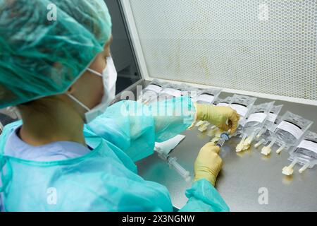 Vorbereitung von Medikamenten in laminarer Fluss Haube, Epiduralanästhesie, Reinraum, Apotheke, Krankenhaus Donostia, San Sebastian, Gipuzkoa, Baskenland, Spai Stockfoto
