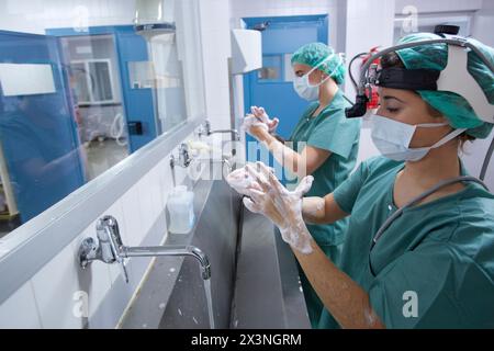 Chirurgische Peeling, Händewaschen, Betrieb Zimmer, Chirurgie, Hospital Donostia, San Sebastian, Gipuzkoa, Baskisches Land, Spanien Stockfoto