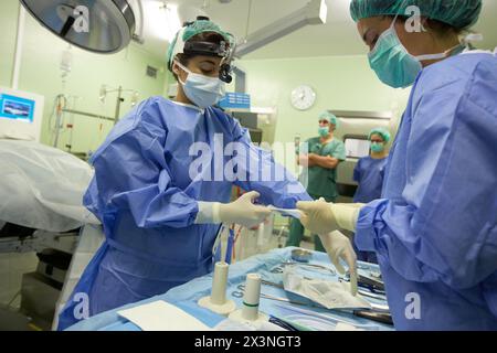 Tonsillektomie, Chirurgen, die eine Tonsillektomie durchführen Tonsillenentfernung Chirurgie, ORL, Hals-Nasen-Ohren-OP, Krankenhaus Donostia, San Sebastian, Gipuz Stockfoto