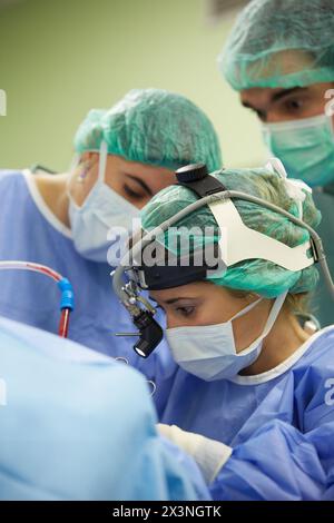 Tonsillektomie, Chirurgen, die eine Tonsillektomie durchführen Tonsillenentfernung Chirurgie, ORL, Hals-Nasen-Ohren-OP, Krankenhaus Donostia, San Sebastian, Gipuz Stockfoto