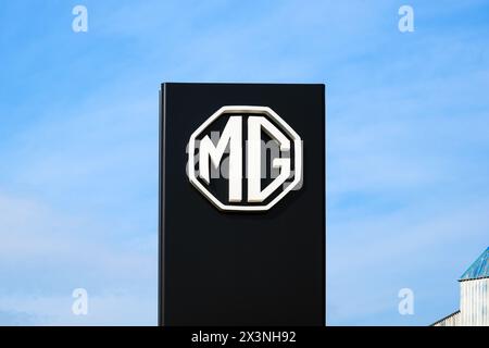 Novi Sad, Serbien - 23. April 2024: Logo des MG-Autoherstellers im Salon des Autohauses. MG ist eine britische Automobilmarke, die von Cecil Kimber in der gegründet wurde Stockfoto