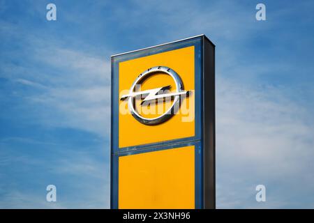 Novi Sad, Serbien - 23. April 2024: Logo des Opel Autoherstellers im Salon des Autohauses. Opel ist ein deutscher Automobilhersteller. Stockfoto