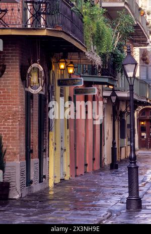 French Quarter, New Orleans, Louisiana. Pirate's Alley. William Faulkner House mit gelbem Ziegelstein um die graugrüne Tür, wo Faulkner im Jahr 1925 wankte Stockfoto