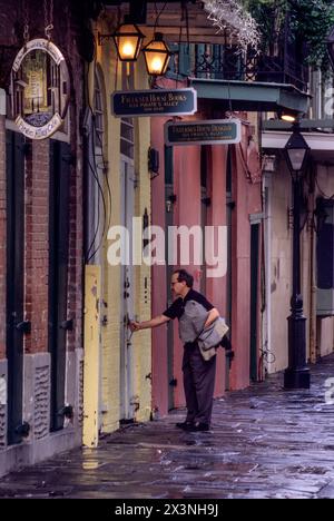 French Quarter, New Orleans, Louisiana. Pirate's Alley. William Faulkner House mit gelbem Ziegelstein um die graugrüne Tür, wo Faulkner im Jahr 1925 wankte Stockfoto