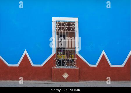 Hell bemalte Wände und Metallgitter über Fenstern älterer Häuser in den Seitenstraßen von Trinidad, Kuba. Stockfoto