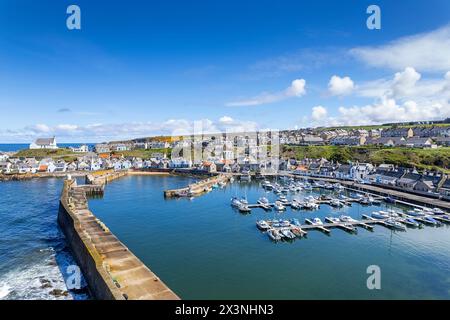 Findochty Moray Firth Scotland ein blauer Himmel über der weißen Kirche auf einem Hügel und Yachten im inneren Hafen oder Yachthafen Stockfoto