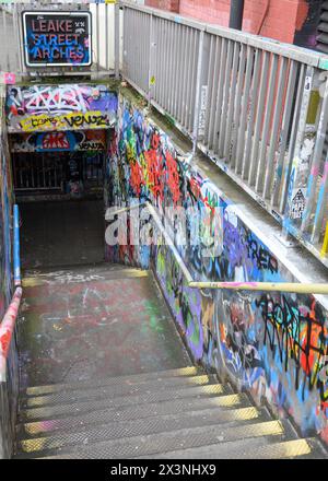 London, Großbritannien. Leake Street Arches in der Nähe der Waterloo Station - Graffiti auf den Treppen Stockfoto