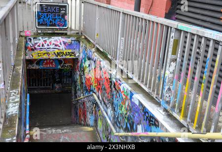 London, Großbritannien. Leake Street Arches in der Nähe der Waterloo Station - Graffiti auf den Treppen Stockfoto