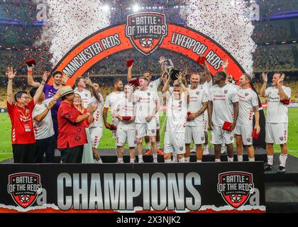 Kuala Lumpur, Malaysia. April 2024. Die Spieler der Liverpool Reds feiern ihren Sieg am Ende des Spiels „Battle of the Reds 2024“ zwischen Manchester United und Liverpool-Legenden im Nationalstadion Bukit Jalil. Endpunktzahl: Liverpool Reds 4:2 Manchester Reds. Quelle: SOPA Images Limited/Alamy Live News Stockfoto