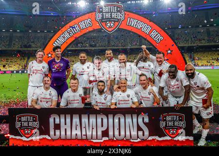 Kuala Lumpur, Malaysia. April 2024. Die Spieler der Liverpool Reds feiern ihren Sieg am Ende des Spiels „Battle of the Reds 2024“ zwischen Manchester United und Liverpool-Legenden im Nationalstadion Bukit Jalil. Endpunktzahl: Liverpool Reds 4:2 Manchester Reds. Quelle: SOPA Images Limited/Alamy Live News Stockfoto