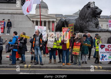 London, Großbritannien. April 2024. Die Demonstranten halten Plakate und eine Flagge am Löwen des Landseers auf dem Trafalgar Square in London, Großbritannien. ULEZ steht für Ultra Low Emission Zone. Sie wurde im April 2019 eingeführt, um eine sauberere Luft in London zu erzeugen. Die Erweiterung erfolgte Ende August 2023. Jetzt deckt die ULEZ den Großteil des Grundstücks innerhalb der M25 ab. Die Demonstranten geben Sadiq Khan, dem Bürgermeister von London, die Schuld und glauben nicht an die Luftverschmutzung. Quelle: SOPA Images Limited/Alamy Live News Stockfoto