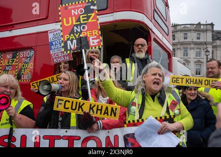 London, Großbritannien. April 2024. Während der Demonstration in London, Großbritannien, halten die Demonstranten Plakate, ein Banner und schreiende Slogans. ULEZ steht für Ultra Low Emission Zone. Sie wurde im April 2019 eingeführt, um eine sauberere Luft in London zu erzeugen. Die Erweiterung erfolgte Ende August 2023. Jetzt deckt die ULEZ den Großteil des Grundstücks innerhalb der M25 ab. Die Demonstranten geben Sadiq Khan, dem Bürgermeister von London, die Schuld und glauben nicht an die Luftverschmutzung. Quelle: SOPA Images Limited/Alamy Live News Stockfoto
