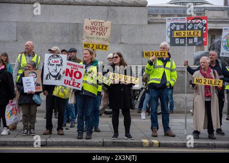 London, Großbritannien. April 2024. Während der Demonstration auf dem Trafalgar Square in London, Großbritannien, halten Demonstranten Plakate. ULEZ steht für Ultra Low Emission Zone. Sie wurde im April 2019 eingeführt, um eine sauberere Luft in London zu erzeugen. Die Erweiterung erfolgte Ende August 2023. Jetzt deckt die ULEZ den Großteil des Grundstücks innerhalb der M25 ab. Die Demonstranten geben Sadiq Khan, dem Bürgermeister von London, die Schuld und glauben nicht an die Luftverschmutzung. (Foto: Krisztian Elek/SOPA Images/SIPA USA) Credit: SIPA USA/Alamy Live News Stockfoto