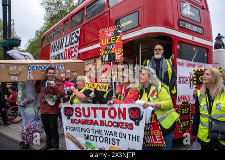 London, Großbritannien. April 2024. Während der Demonstration in London, Großbritannien, halten die Demonstranten Plakate, ein Banner und einen Sarg. ULEZ steht für Ultra Low Emission Zone. Sie wurde im April 2019 eingeführt, um eine sauberere Luft in London zu erzeugen. Die Erweiterung erfolgte Ende August 2023. Jetzt deckt die ULEZ den Großteil des Grundstücks innerhalb der M25 ab. Die Demonstranten geben Sadiq Khan, dem Bürgermeister von London, die Schuld und glauben nicht an die Luftverschmutzung. (Foto: Krisztian Elek/SOPA Images/SIPA USA) Credit: SIPA USA/Alamy Live News Stockfoto
