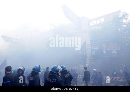 Mailand, Italien. April 2024. Polizeipräsenz vor dem Spiel der Serie A in Giuseppe Meazza, Mailand. Der Bildnachweis sollte lauten: Jonathan Moscrop/Sportimage Credit: Sportimage Ltd/Alamy Live News Stockfoto