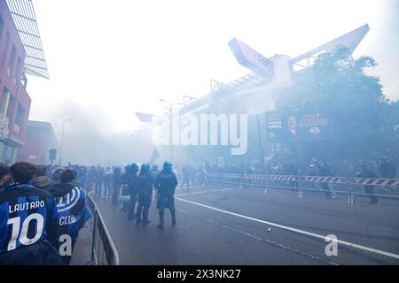 Mailand, Italien. April 2024. Polizeipräsenz vor dem Spiel der Serie A in Giuseppe Meazza, Mailand. Der Bildnachweis sollte lauten: Jonathan Moscrop/Sportimage Credit: Sportimage Ltd/Alamy Live News Stockfoto
