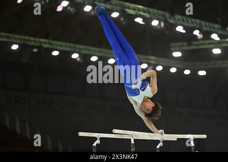 Rimini, Italien. April 2024. Anthony Mansard (FRA) PB während der europäischen Meisterschaft im Kunstturnen - Männer, Gymnastik in Rimini, Italien, 28. April 2024 Credit: Independent Photo Agency/Alamy Live News Stockfoto