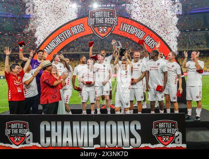 Kuala Lumpur, Malaysia. April 2024. Die Spieler der Liverpool Reds feiern ihren Sieg am Ende des Spiels „Battle of the Reds 2024“ zwischen Manchester United und Liverpool-Legenden im Nationalstadion Bukit Jalil. Endpunktzahl: Liverpool Reds 4:2 Manchester Reds. (Foto: Wong Fok Loy/SOPA Images/SIPA USA) Credit: SIPA USA/Alamy Live News Stockfoto