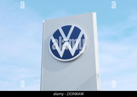 OCALA, FLORIDA - 28. April 2024 VW Volkswagen-Logo-Schild in einem Autohaus mit blauem Himmel Hintergrund. Niedrigwinkelaufnahme des Volkswagen Service Centers Stockfoto