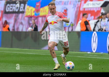 Leipzig, Deutschland. April 2024. David Raum (RasenBallsport Leipzig, #22), spielt einen Pass, RB Leipzig gegen Borussia Dortmund - BVB 09, 1. Bundesliga, Fußball, DFB, Bundesliga, 31, Staffel 2023/2024, RB Arena, Credit: HMB Media/Uwe Koch/Alamy Live News DFB/DFL-VORSCHRIFTEN VERBIETEN JEDE VERWENDUNG VON FOTOGRAFIEN ALS BILDSEQUENZEN UND/ODER QUASI-VIDEO, 27.04. 2024: Heiko Becker/Alamy Live News Stockfoto