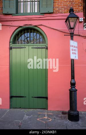 New Orleans, Louisiana. French Quarter, Pirates Alley Tür und Laternenpfahl. Stockfoto