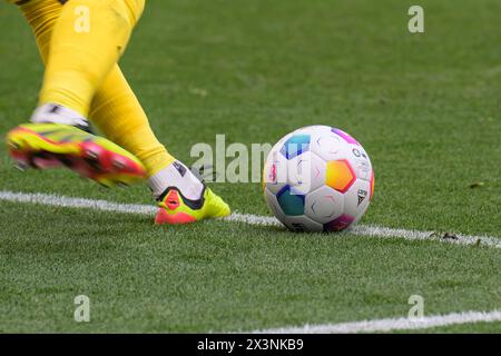 Leipzig, Deutschland. April 2024. Peter Gulacsi (RasenBallsport Leipzig, #01), Ball, Torstoß, RB Leipzig vs Borussia Dortmund - BVB 09, 1. Bundesliga, Fußball, DFB, Bundesliga, 31, Staffel 2023/2024, RB Arena, Credit: HMB Media/Uwe Koch/Alamy Live News DFB/DFL-VORSCHRIFTEN VERBIETEN JEDE VERWENDUNG VON FOTOGRAFIEN ALS BILDSEQUENZEN UND/ODER QUASI-VIDEO, 27.04. 2024: Heiko Becker/Alamy Live News Stockfoto