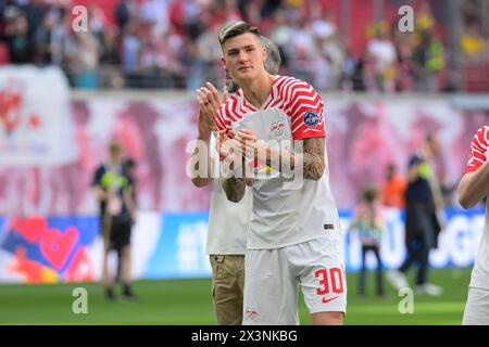 Leipzig, Deutschland. April 2024. Benjamin Sesko (RasenBallsport Leipzig, #30), Freude, Jubel, Sieg, am Ende des Spiels steht die Anzeigetafel mit 4:1, RB Leipzig gegen Borussia Dortmund - BVB 09, 1. Bundesliga, Fußball, DFB, Bundesliga, 31, Staffel 2023/2024, RB Arena, Credit: HMB Media/Uwe Koch/Alamy Live News DFB/DFL-VORSCHRIFTEN VERBIETEN JEDE VERWENDUNG VON FOTOGRAFIEN ALS BILDSEQUENZEN UND/ODER QUASI-VIDEO, 27.04. 2024: Heiko Becker/Alamy Live News Stockfoto