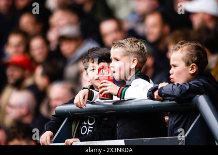 Nijmegen, Niederlande. April 2024. NIJMEGEN, NIEDERLANDE - 28. APRIL: NEC-Fan beobachtete das Spiel während des niederländischen Eredivisie-Spiels zwischen NEC und AZ im Goffertstadion am 28. April 2024 in Nijmegen, Niederlande. (Foto: Broer van den Boom/Orange Pictures) Credit: Orange Pics BV/Alamy Live News Stockfoto