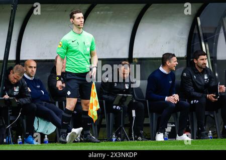 Nijmegen, Niederlande. April 2024. NIJMEGEN, NIEDERLANDE - 28. APRIL: Schiedsrichter Michael Osseweijer während des niederländischen Eredivisie-Spiels zwischen NEC und AZ im Goffertstadion am 28. April 2024 in Nijmegen, Niederlande. (Foto: Broer van den Boom/Orange Pictures) Credit: Orange Pics BV/Alamy Live News Stockfoto