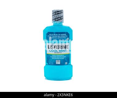 Ocala, Florida 4-26-2024 Listerine Cool Minzgeschmack Mundwasser Behälter isoliert auf weißem Hintergrund. Listerine ist eine Marke für antiseptisches Mundwasser pro Stockfoto