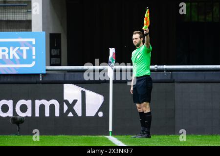 Nijmegen, Niederlande. April 2024. NIJMEGEN, NIEDERLANDE - 28. APRIL: Schiedsrichter Mark Janssen während des niederländischen Eredivisie-Spiels zwischen NEC und AZ im Goffertstadion am 28. April 2024 in Nijmegen, Niederlande. (Foto: Broer van den Boom/Orange Pictures) Credit: Orange Pics BV/Alamy Live News Stockfoto