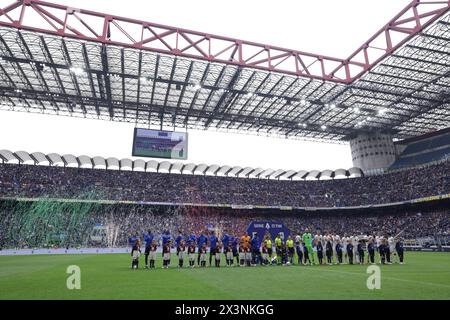 Mailand, Italien. April 2024. Spieler und Funktionäre stehen vor dem Spiel der Serie A in Giuseppe Meazza, Mailand. Der Bildnachweis sollte lauten: Jonathan Moscrop/Sportimage Credit: Sportimage Ltd/Alamy Live News Stockfoto
