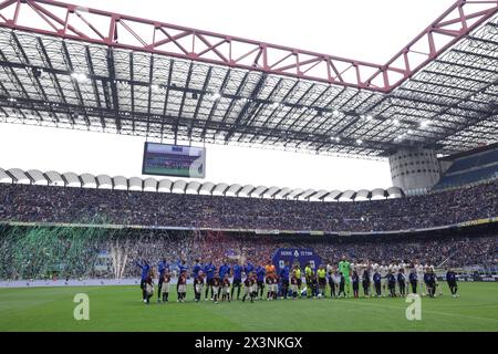Mailand, Italien. April 2024. Spieler und Funktionäre stehen vor dem Spiel der Serie A in Giuseppe Meazza, Mailand. Der Bildnachweis sollte lauten: Jonathan Moscrop/Sportimage Credit: Sportimage Ltd/Alamy Live News Stockfoto