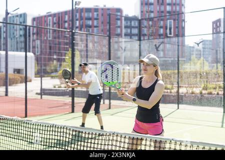 Ukraine Kiew, 02. April 2024. Padel Training Coach in einer Sitzung, Mentoring einer Schülerin, Förderung der Kompetenzentwicklung und eines positiven Lernens Stockfoto