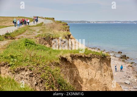 28. April 2024, Schleswig-Holstein, Travemünde: Wanderer genießen die milden Temperaturen auf den Klippen. Foto: Georg Wendt/dpa Stockfoto