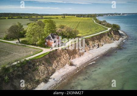 28. April 2024, Schleswig-Holstein, Travemünde: Blick auf das Jugendzentrum Seeblick am Brodtener Steilufer. (Drohnenaufnahme) Foto: Georg Wendt/dpa Stockfoto